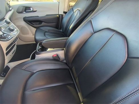 Used 2023 Chrysler Pacifica Touring-L image 27