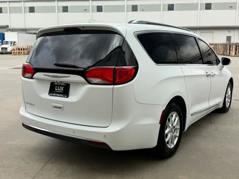 Used 2020 Chrysler Pacifica Touring-L FWD image 7
