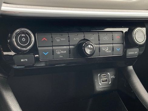 Used 2025 Jeep Compass Limited image 25