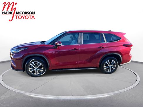 Used 2023 Toyota Highlander XLE image 14