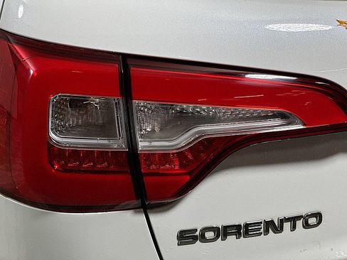 Used 2015 Kia Sorento SX image 34