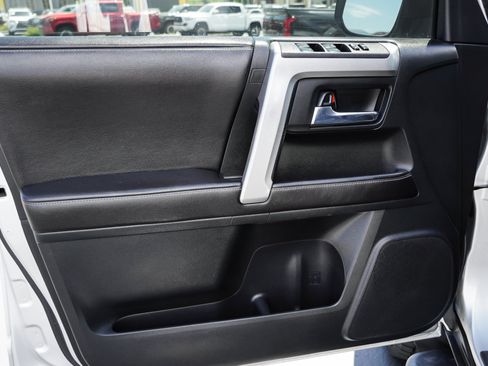 Used 2016 Toyota 4Runner SR5 AWD/4WD image 20