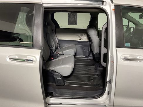 Used 2022 Toyota Sienna XLE FWD image 35