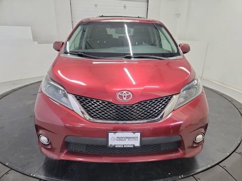 Used 2015 Toyota Sienna SE Premium image 2