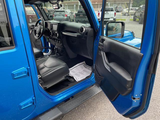 Used 2015 Jeep Wrangler Unlimited Sahara w/ Connectivity Group AWD/4WD image 27