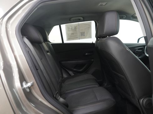 Used 2022 Chevrolet Trax LT w/ LT Convenience Package image 12