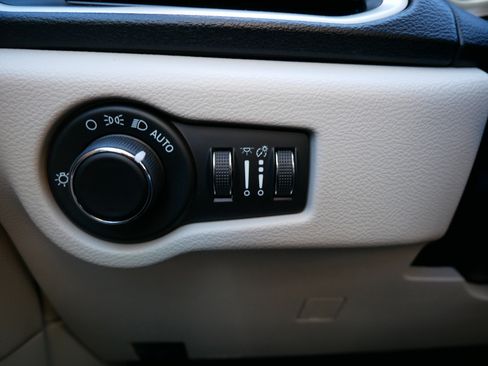 Used 2022 Chrysler Voyager LX image 26