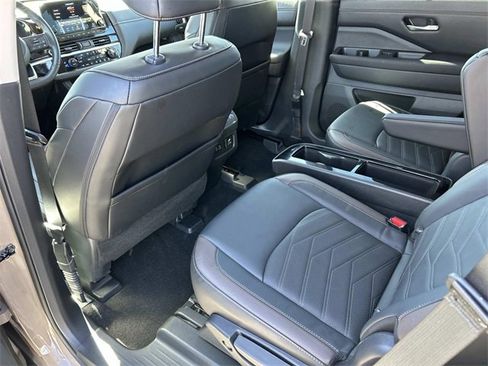Used 2024 Nissan Pathfinder Platinum image 19