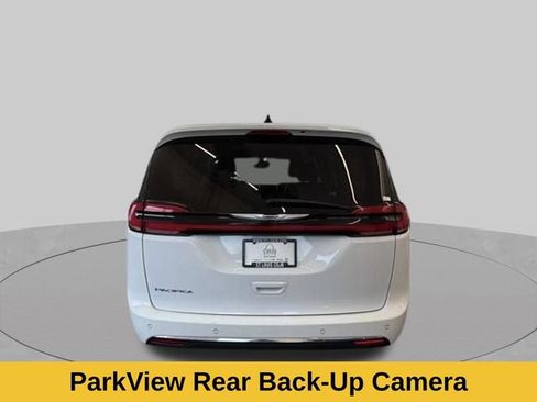 Used 2023 Chrysler Pacifica Touring-L FWD image 8