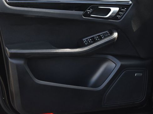 Used 2018 Porsche Macan Sport Edition image 16