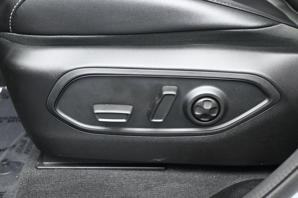 Used 2025 Jeep Grand Cherokee L Limited RWD image 12