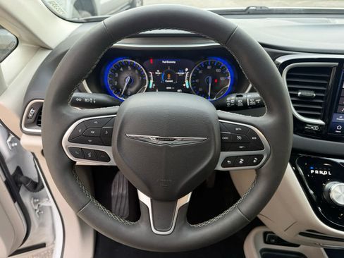 Used 2024 Chrysler Pacifica Touring-L image 2