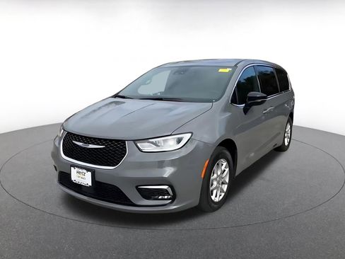 Used 2025 Chrysler Pacifica Select image 7