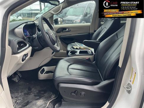 Used 2024 Chrysler Pacifica Limited FWD image 14