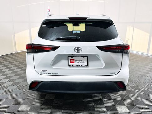 Used 2024 Toyota Highlander XLE FWD image 4