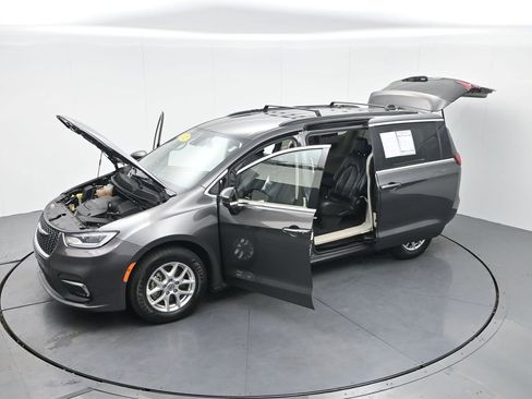 Used 2022 Chrysler Pacifica Touring-L image 33