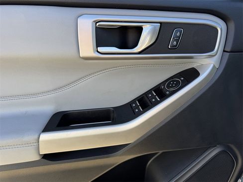 Used 2022 Ford Explorer XLT w/ Equipment Group 202A image 12