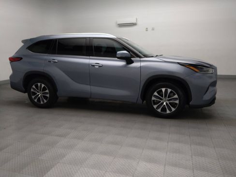 Used 2021 Toyota Highlander XLE image 11