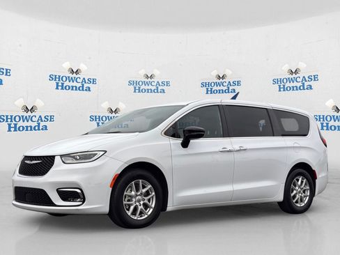 Used 2024 Chrysler Pacifica Touring FWD image 2