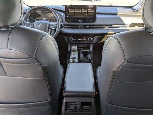 Used 2025 Mitsubishi Outlander SE image 33