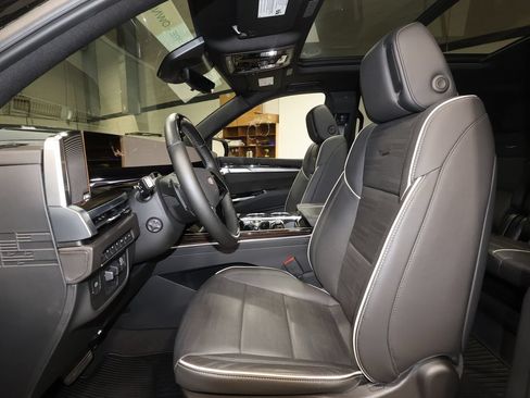 Certified 2025 Cadillac Escalade Premium Luxury w/ Touring Package AWD/4WD image 23