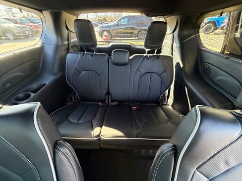 New 2026 Chrysler Pacifica Limited image 12