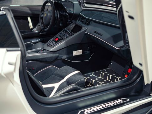 Used 2020 Lamborghini Aventador SVJ AWD/4WD image 14