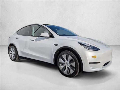 Used 2022 Tesla Model Y Long Range image 3