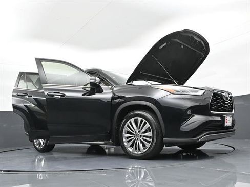 Certified 2024 Toyota Highlander Platinum FWD image 46