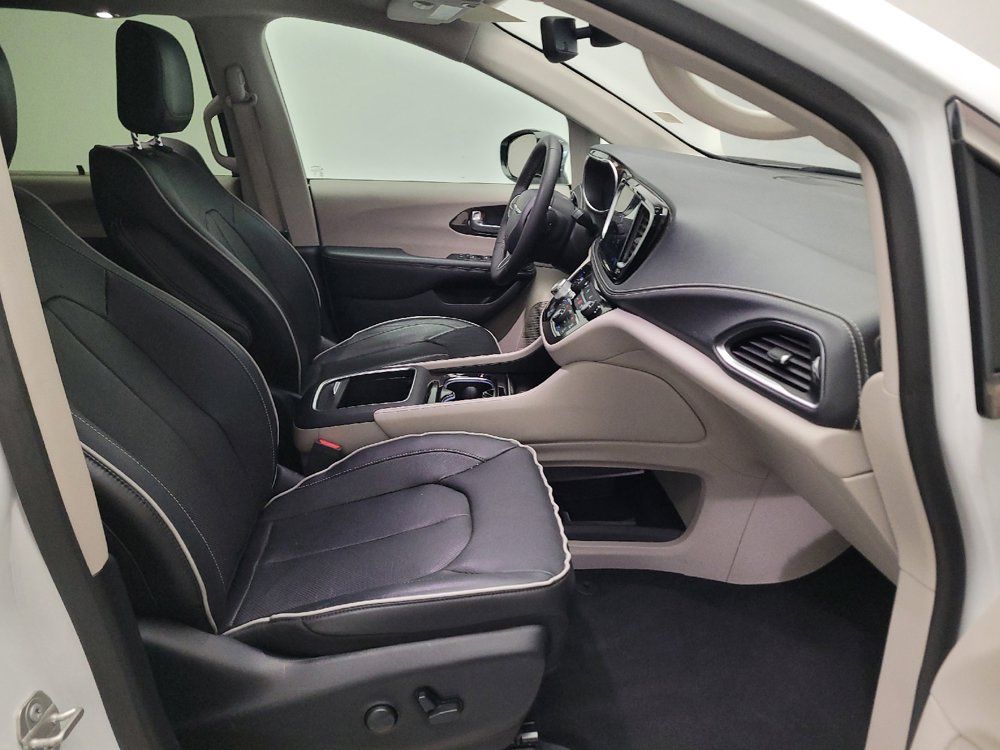 Used 2023 Chrysler Pacifica Limited FWD image 21