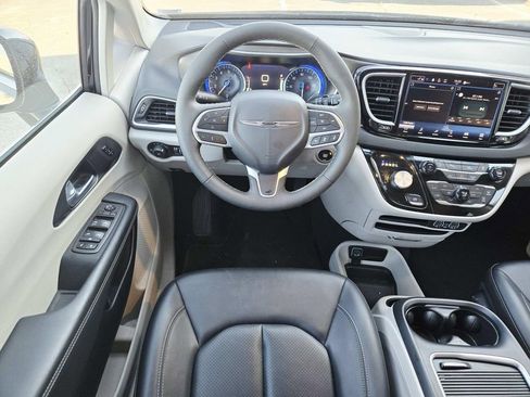 Used 2024 Chrysler Pacifica Touring-L image 10