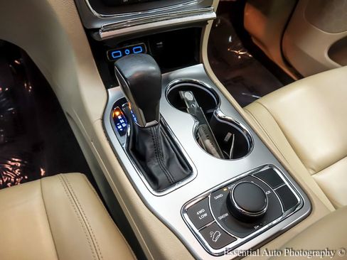 Used 2018 Jeep Grand Cherokee Limited image 22