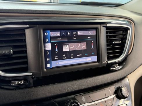 Used 2023 Chrysler Voyager LX FWD image 17