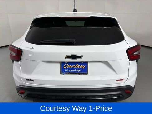 Used 2024 Chevrolet Trax RS w/ Sunroof Package FWD image 9