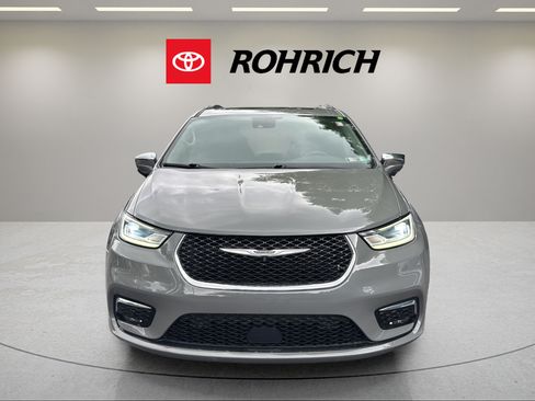 Used 2022 Chrysler Pacifica Limited FWD image 2