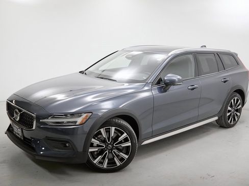 Certified 2024 Volvo V60 B5 Cross Country Ultimate image 3