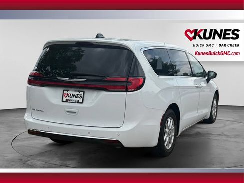 Used 2024 Chrysler Pacifica Touring-L FWD image 10