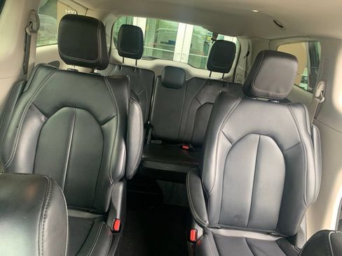 Used 2023 Chrysler Pacifica Touring-L FWD image 29