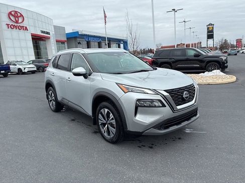 Used 2022 Nissan Rogue SV w/ SV Premium Package image 2