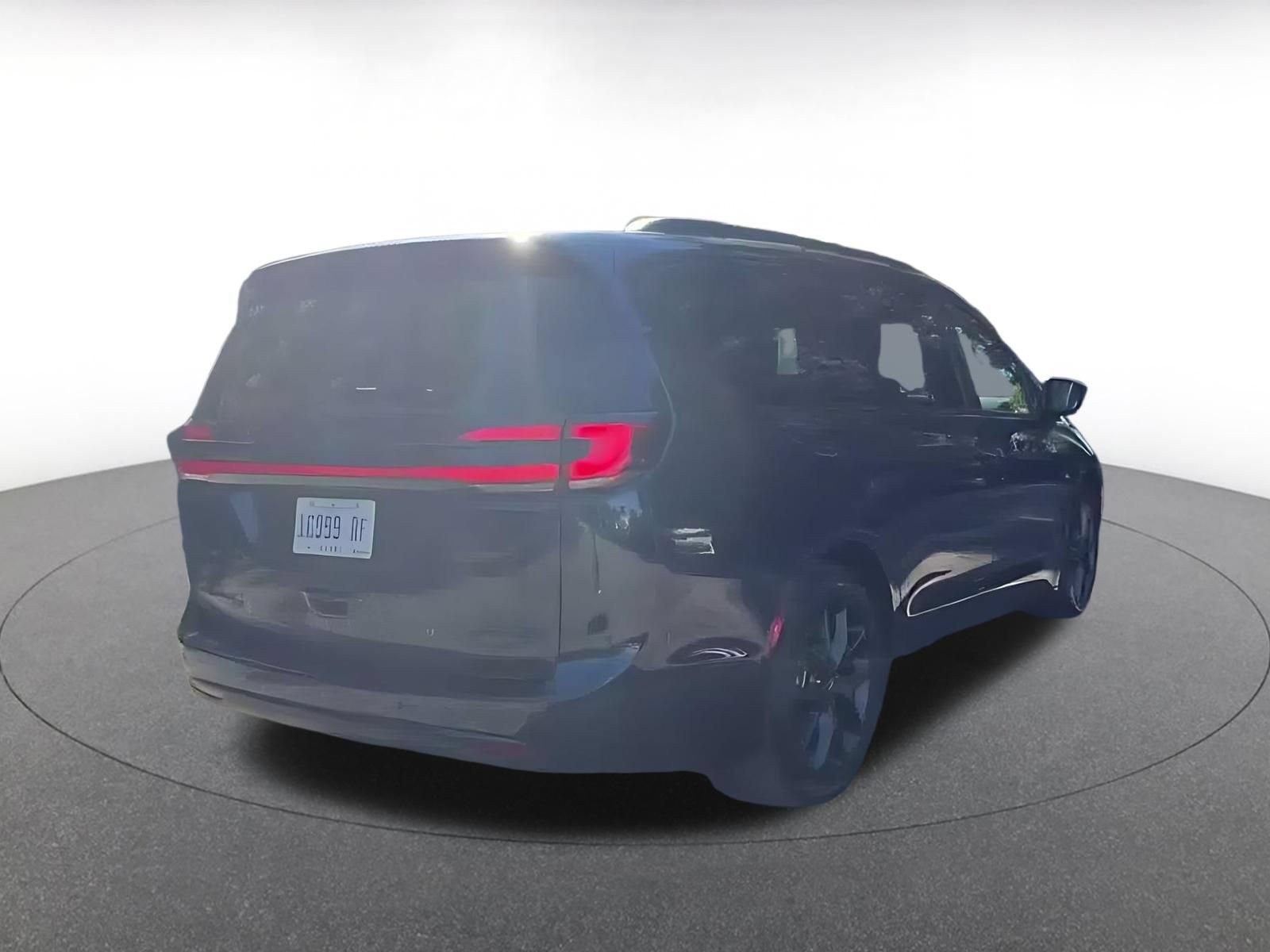 Used 2025 Chrysler Pacifica Limited FWD image 14