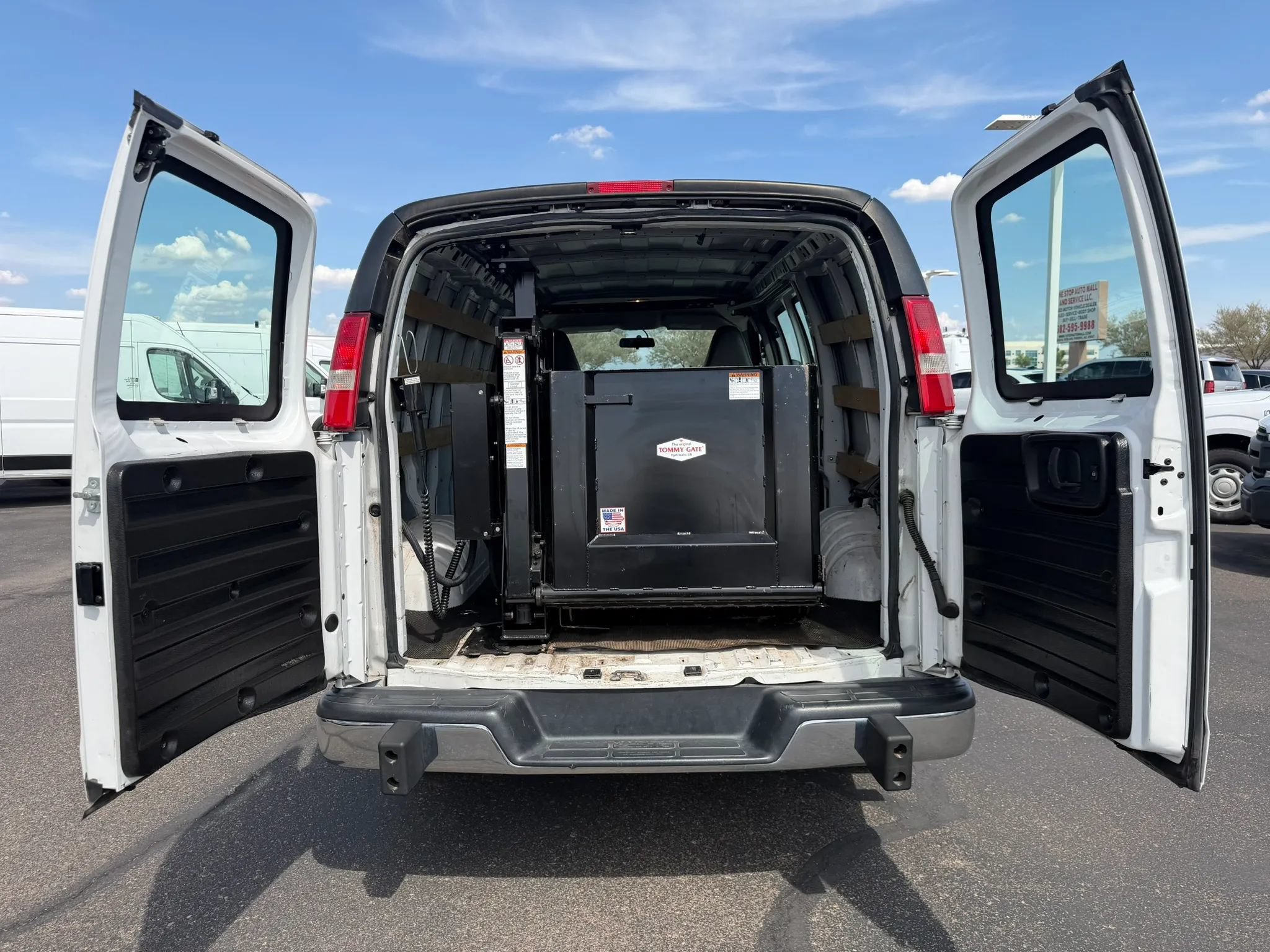 Used 2018 Chevrolet Express 2500 w/ Driver Convenience Package RWD image 11