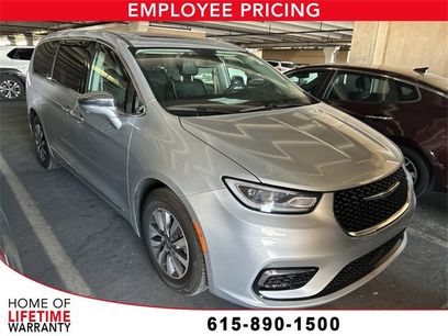 Used 2022 Chrysler Pacifica Limited w/ Uconnect Theater Family Group