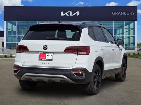 Used 2023 Volkswagen Taos SE w/ Panoramic Sunroof Package image 5