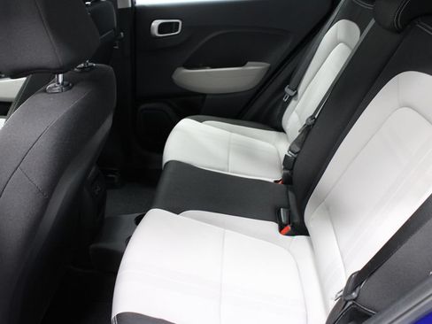Used 2024 Hyundai Venue SEL FWD image 15