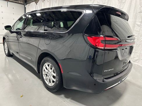 Used 2023 Chrysler Pacifica Touring-L image 5