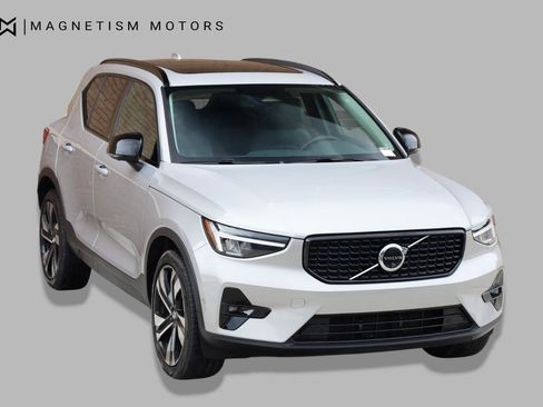 Used 2025 Volvo XC40 B5 Plus AWD/4WD image 6