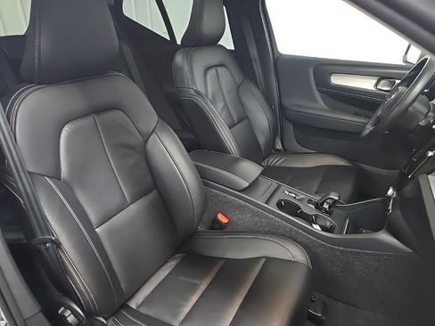 Used 2022 Volvo XC40 T5 Momentum w/ Climate Package image 15