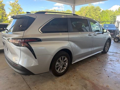 Used 2025 Toyota Sienna LE FWD image 3