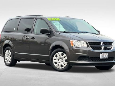Used 2018 Dodge Grand Caravan SE w/ UConnect Hands-Free Group image 2