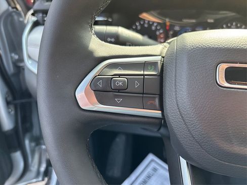 Used 2025 Jeep Compass Limited image 25